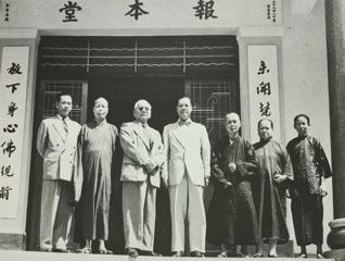 Mr. Aw Boon Haw (left 3), Ven. Foon Wai (left 2), Mr. Shum Hok-lui (left 4) and other visitors took a photo before the Ancestral Hall in 1950s 