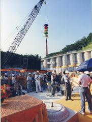 Installation of the first golden column of the Main Hall