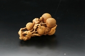 Boxwood carving of an Ornament which depicts “Four Generations” (litchi)