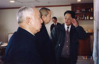 Exchanges of knowledge between Ven. Wang Fun, Mr. Du Xianzhou (left) and Mr. Luo Zhewen (right) on  ancient Chinese timber architecture
